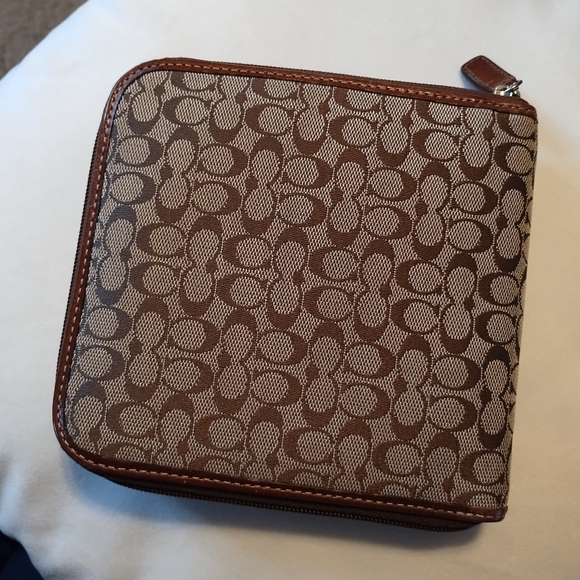 💿 Coach Case - Picture 2 of 12